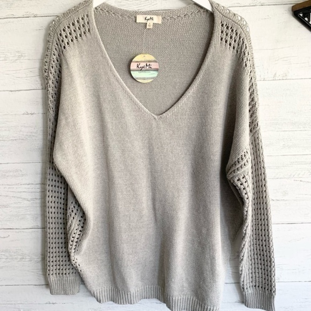 Kye Mi Light Grey V-neck Crochet Side Sweater
